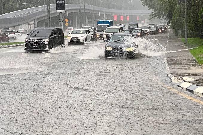 Intelligent Flood Early Warning and Drainage Monitoring System